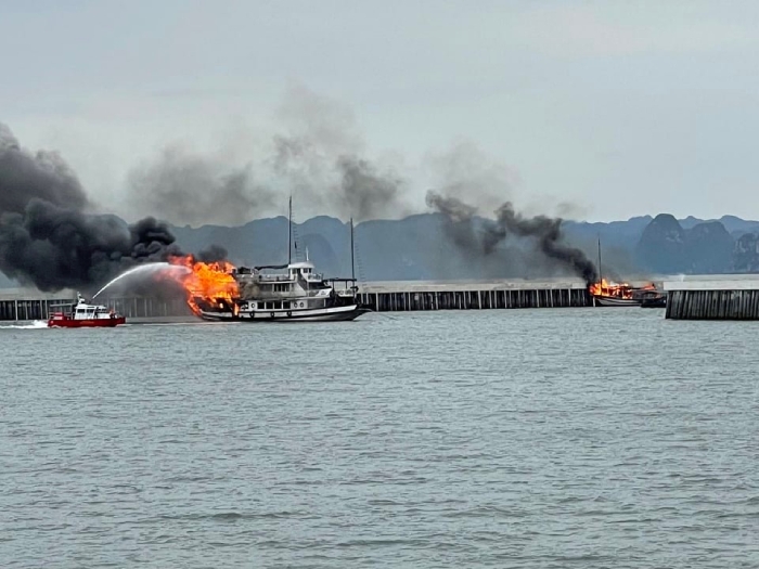 Quảng Ninh: Hai tàu du lịch bốc cháy ngùn ngụt khi đang đậu trên vịnh Hạ Long - 1