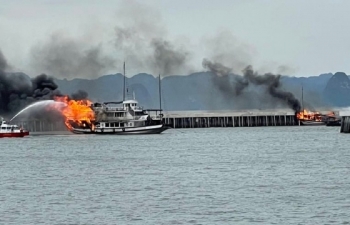 Quảng Ninh: Hai tàu du lịch bốc cháy ngùn ngụt khi đang đậu trên vịnh Hạ Long