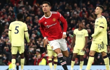 Ronaldo vượt mốc 800 bàn, Man Utd thắng kịch tính Arsenal