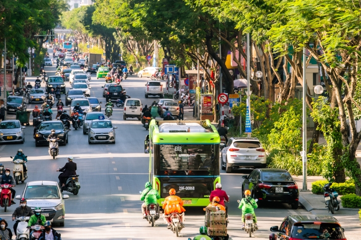 Người dân thủ đô háo hức khám phá xe buýt không khói đầu tiên ở Việt Nam - 1