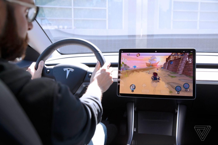 Cho phép chơi game trên xe, Tesla bị điều tra - 1