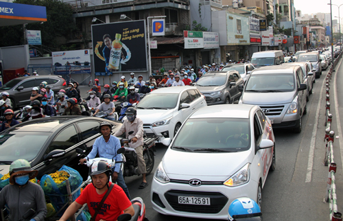 cua ngo san bay tan son nhat ket cung sau tai nan xe bon