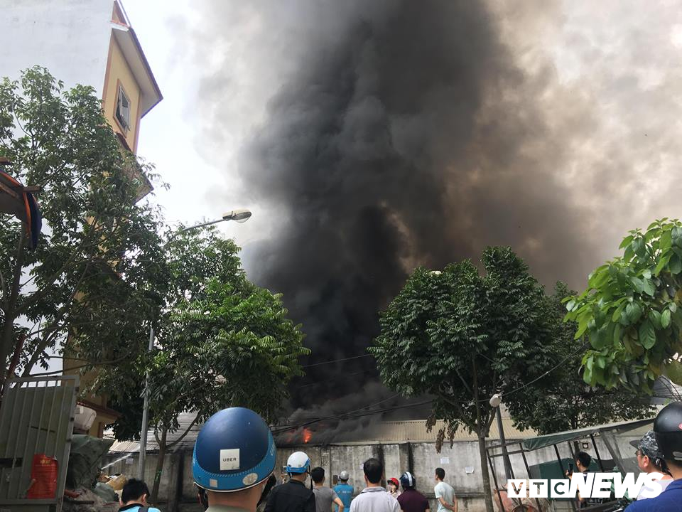 anh tieu thuong dap tuong giai cuu hang hoa khoi dam chay cho o ha noi