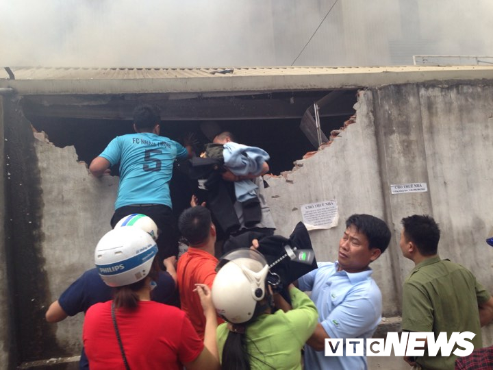 anh tieu thuong dap tuong giai cuu hang hoa khoi dam chay cho o ha noi