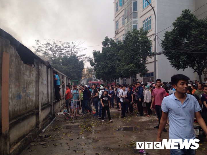 anh tieu thuong dap tuong giai cuu hang hoa khoi dam chay cho o ha noi