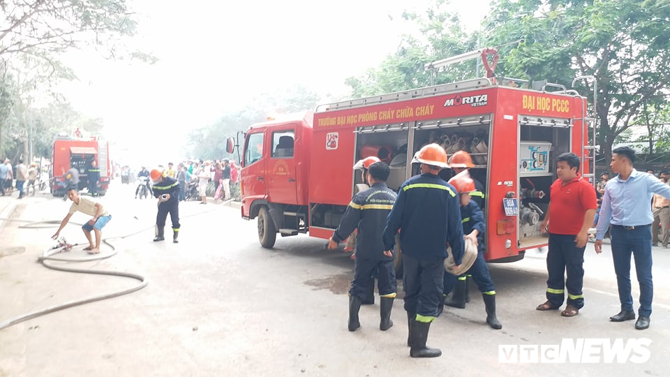 anh tieu thuong dap tuong giai cuu hang hoa khoi dam chay cho o ha noi