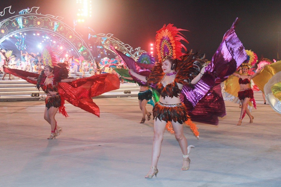 nong mat voi trang phuc trinh dien tai carnaval ha long