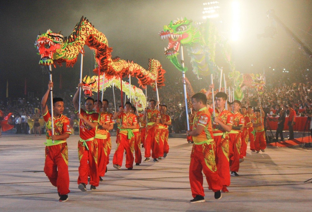 nong mat voi trang phuc trinh dien tai carnaval ha long