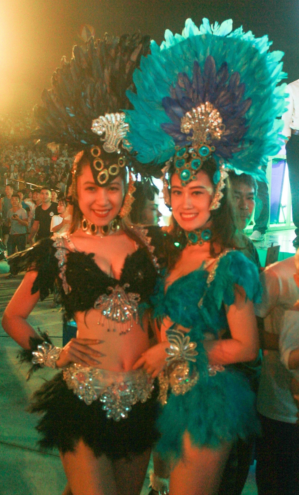 nong mat voi trang phuc trinh dien tai carnaval ha long