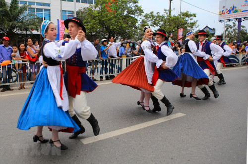 ruc ro le hoi duong pho o thanh pho hue