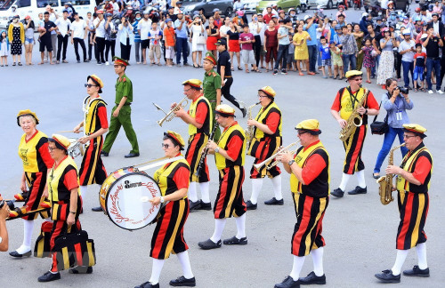 ruc ro le hoi duong pho o thanh pho hue