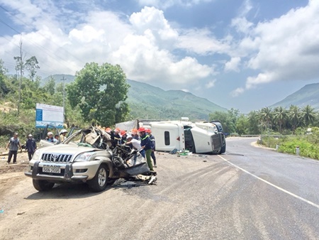 container bat ngo lat nghieng de nat o to du li ch khien 2 nguoi thiet mang