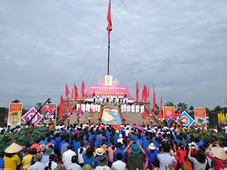 le thuong co trong ngay hoi thong nhat non song ben cau hien luong