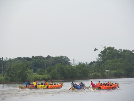 le thuong co trong ngay hoi thong nhat non song ben cau hien luong