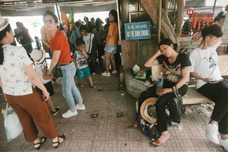 nguoi dan ha noi sai gon chen chuc dong nghet trong cong vien ngay nghi le 304