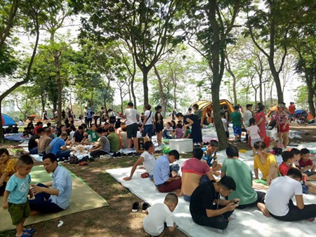 nguoi dan ha noi sai gon chen chuc dong nghet trong cong vien ngay nghi le 304