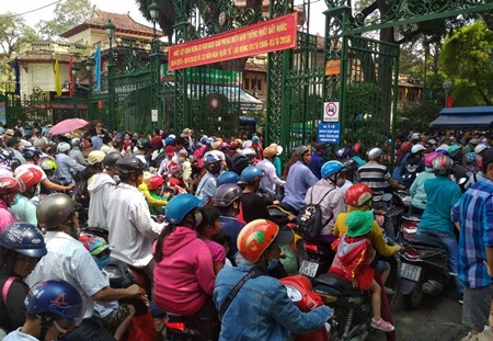 nguoi dan ha noi sai gon chen chuc dong nghet trong cong vien ngay nghi le 304