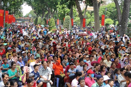 nguoi dan ha noi sai gon chen chuc dong nghet trong cong vien ngay nghi le 304