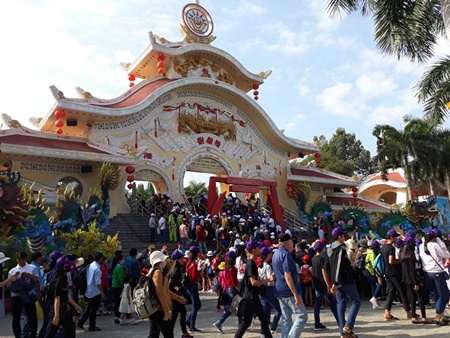 nguoi dan ha noi sai gon chen chuc dong nghet trong cong vien ngay nghi le 304