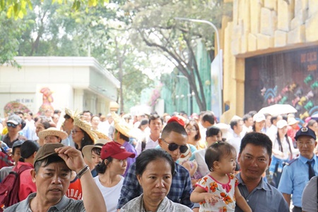 nguoi dan ha noi sai gon chen chuc dong nghet trong cong vien ngay nghi le 304