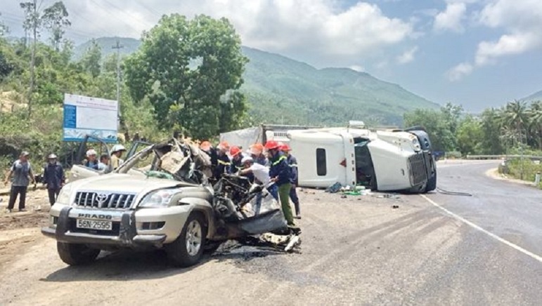 xe container lat nghieng de bep o to 2 nguoi thiet mang