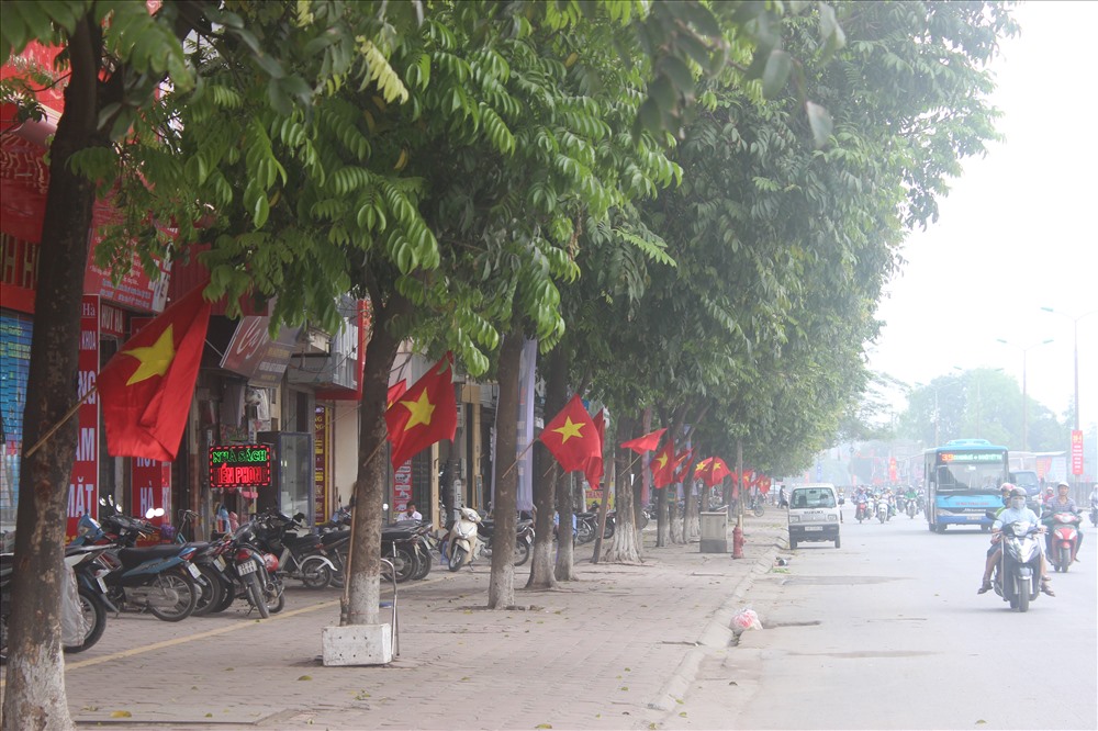 nhung toa nha choc troi o ha noi nhuom do co hoa ngay 304