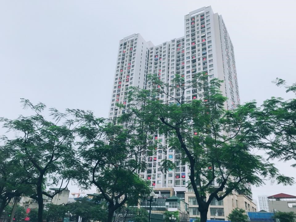 nhung toa nha choc troi o ha noi nhuom do co hoa ngay 304