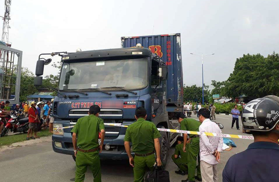 hai vo chong bi xe container can chet tren duong tham con gai