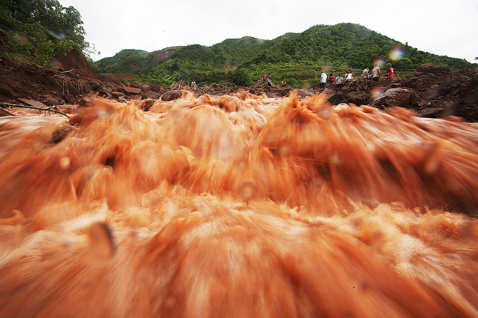 thung lung bi vui duoi 30 m dat da trong chop mat o lai chau