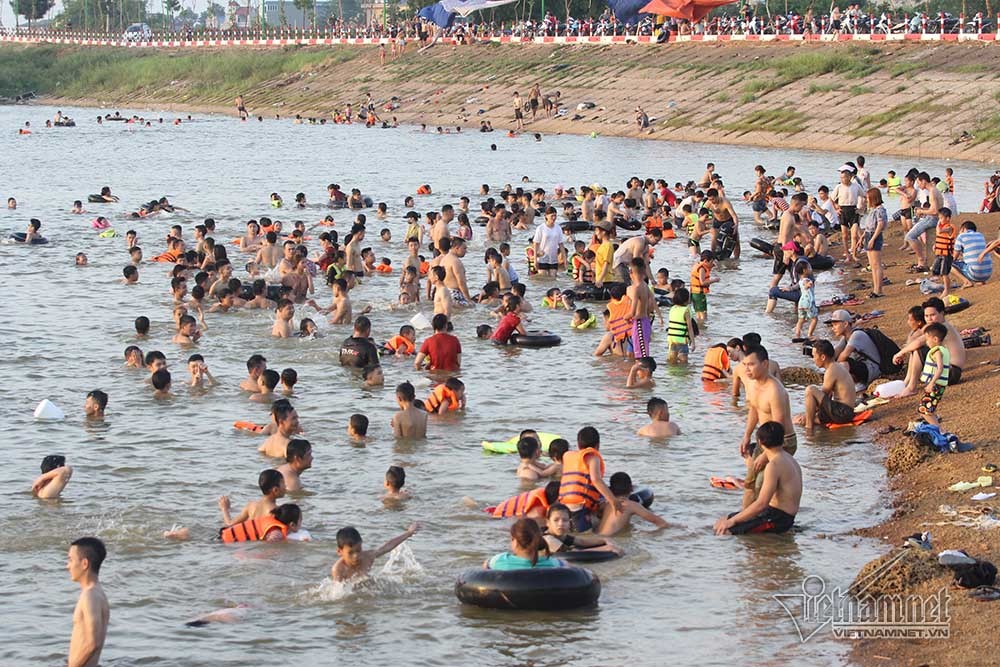 ha noi nong rat bai bien ngoai thanh ngan nguoi tam mat