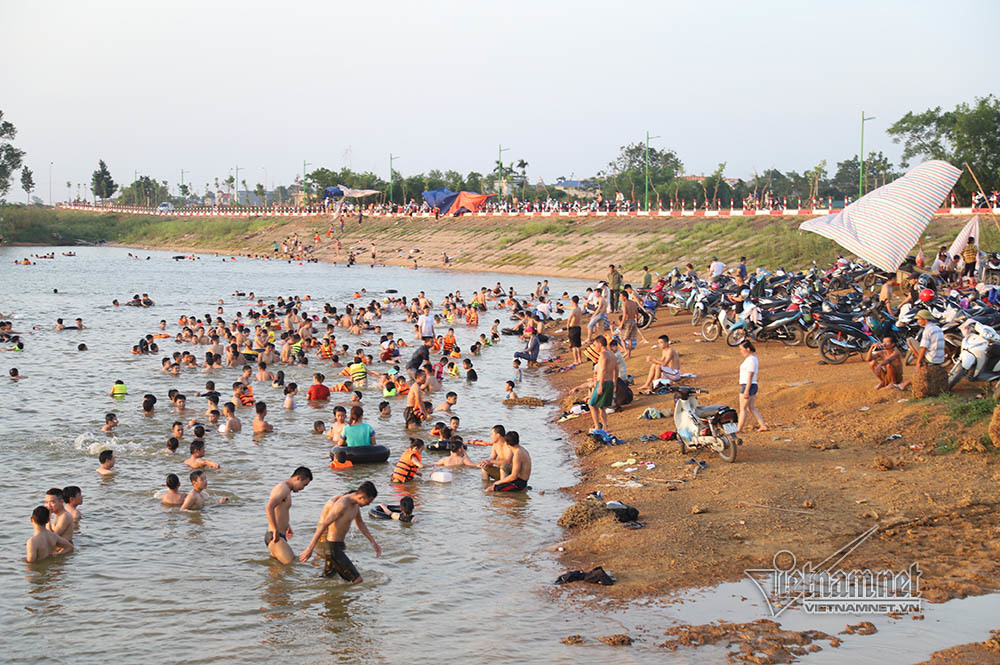 ha noi nong rat bai bien ngoai thanh ngan nguoi tam mat