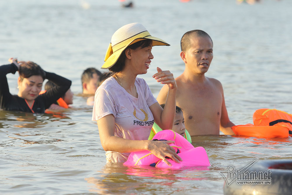 ha noi nong rat bai bien ngoai thanh ngan nguoi tam mat