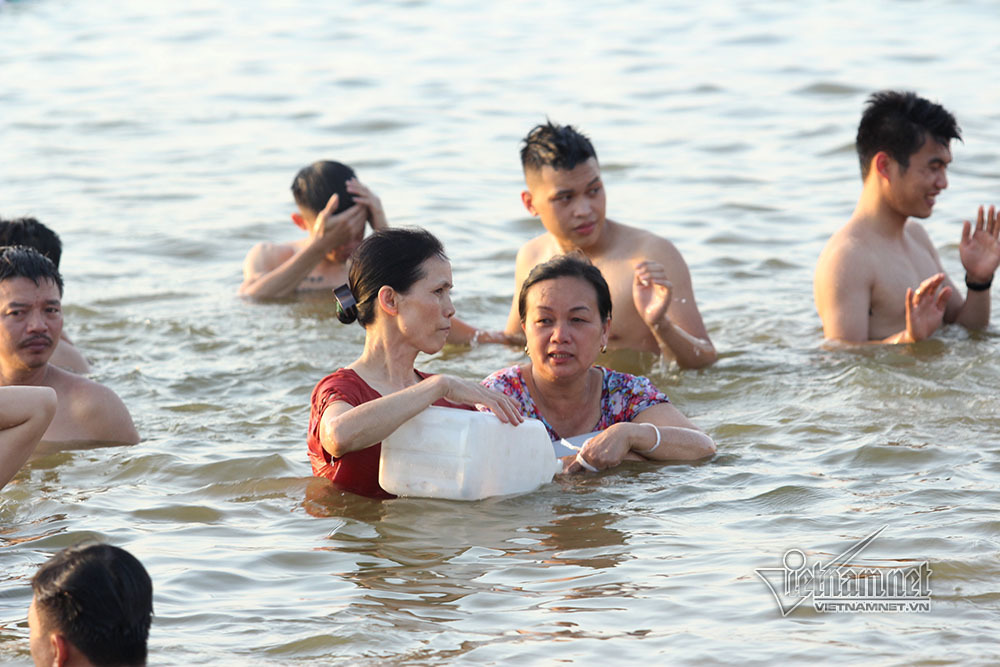 ha noi nong rat bai bien ngoai thanh ngan nguoi tam mat