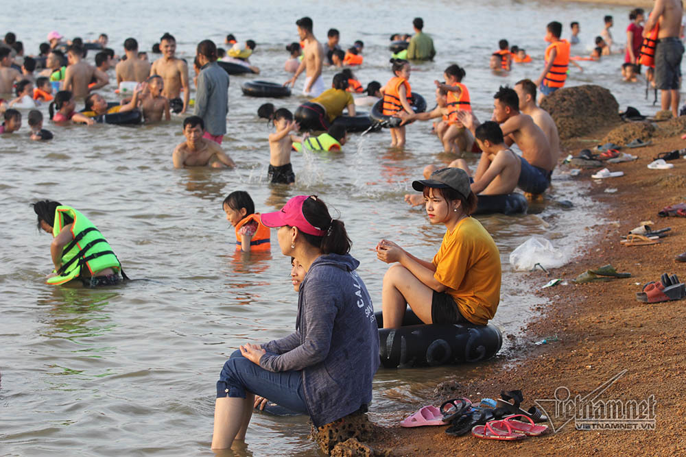 ha noi nong rat bai bien ngoai thanh ngan nguoi tam mat