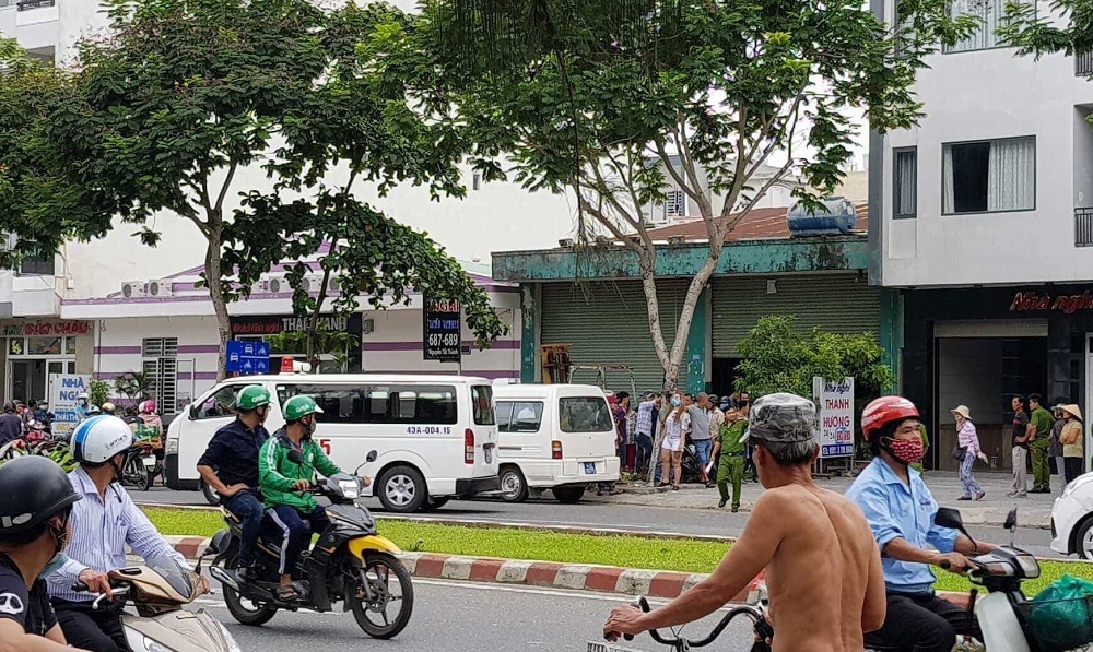 nua dem nghe tieng het lon rang sang phat hien tu thi nam gioi trong nha nghi