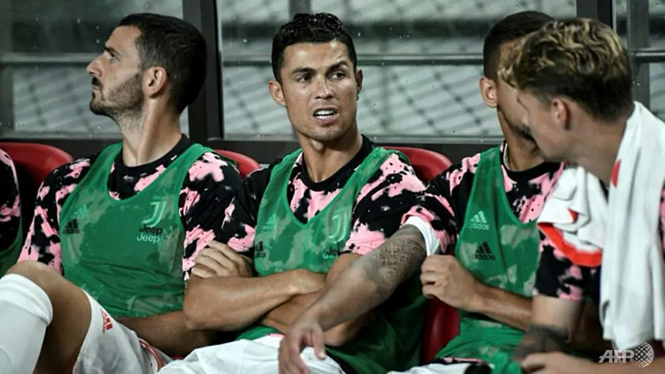 ronaldo bi chi trich khi ngoi du bi o han quoc