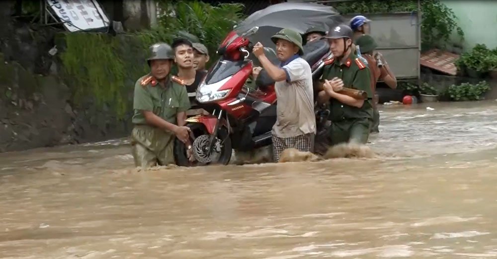 nuoc lu cuon cuon chuc nuot nha chenh venh ben song