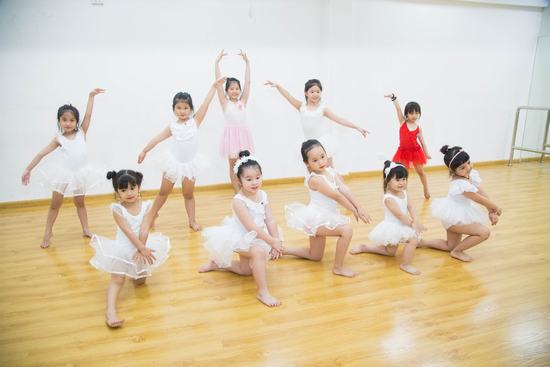 kham pha lop hoc mua ballet co dien cua nhung em nho giua thu do