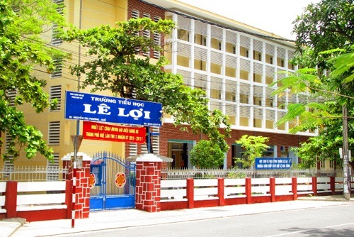 co giao phat hoc sinh lop 1 ngam but vi noi chuyen