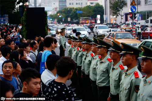 canh sat dan hang ngan bien nguoi di bo o thuong hai