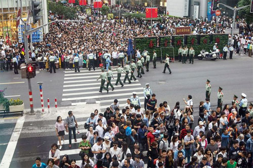 canh sat dan hang ngan bien nguoi di bo o thuong hai