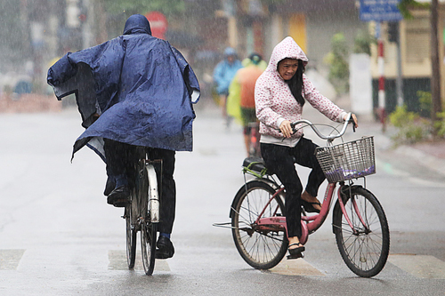 ha noi dung may bom hut nuoc khoi vung ngap chuong my