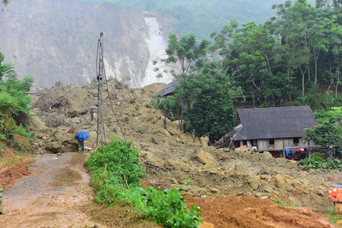 ha noi dung may bom hut nuoc khoi vung ngap chuong my