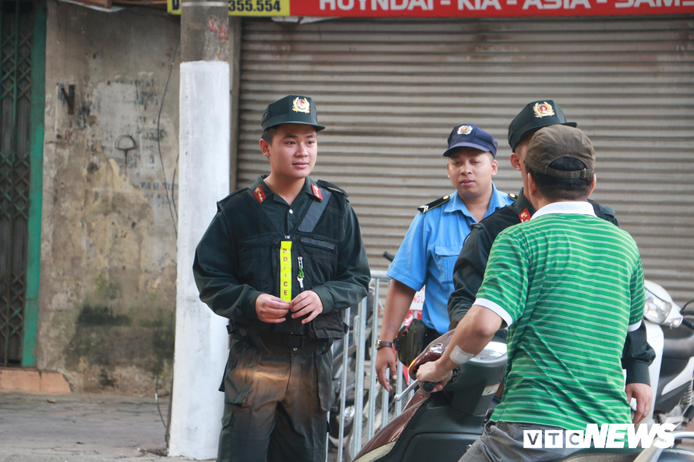 anh luc luong cong an quan doi bao ve an toan cho quoc tang nguyen tong bi thu do muoi