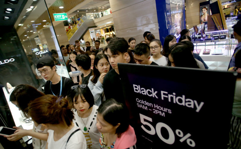 nguoi sai gon chen chan tu sang toi toi mua do ngay black friday