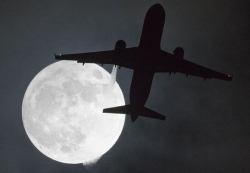 sinh vien trung quoc song 200 ngay trong nha mat trang