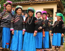 tq tuc gian vi bi phu thu ngay tet khach hang lao vao danh nhan vien do mau