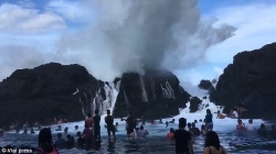 video nam thanh nien dieu khien xe may lao thang vao khe hep giua 2 o to