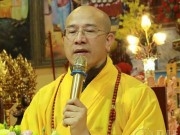 Thượng tọa Thích Thanh Quyết răn dạy Đại đức Thích Trúc Thái Minh hành lễ sám hối 49 ngày