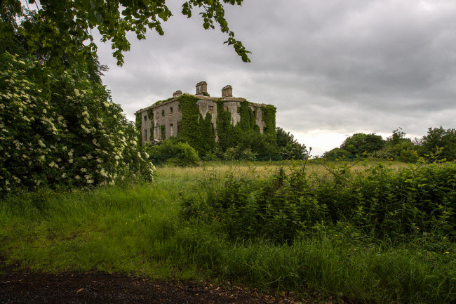 bi kich an sau buc tuong ghen ti hut khach du lich o ireland